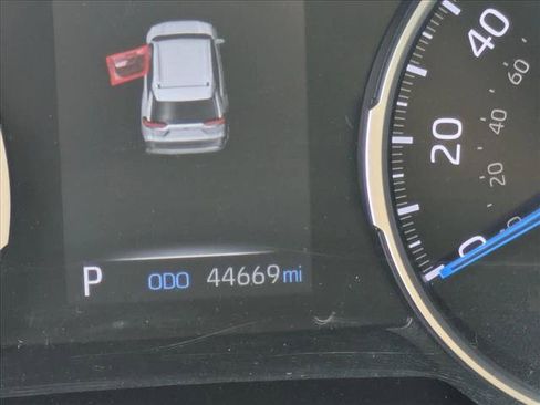 Used 2022 Toyota RAV4 XLE Premium AWD/4WD image 9