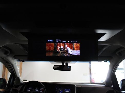 Used 2017 Toyota Sienna Limited Premium image 28