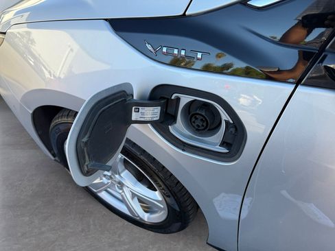 Used 2017 Chevrolet Volt Premier w/ Driver Confidence II Package image 14