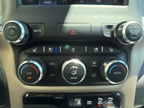 Used 2022 RAM 1500 Laramie AWD/4WD image 19