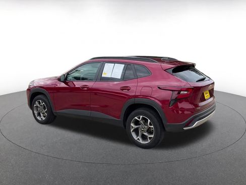 Used 2025 Chevrolet Trax LT FWD image 10