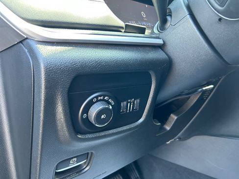 Used 2023 Jeep Grand Cherokee Limited w/ Black Appearance Package AWD/4WD image 12