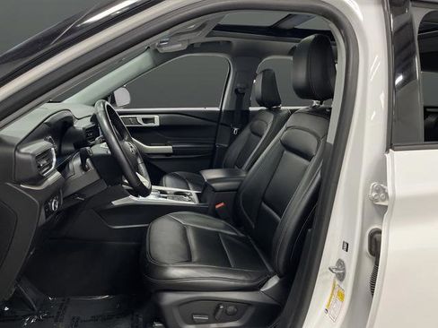 Used 2023 Ford Explorer XLT AWD/4WD image 4