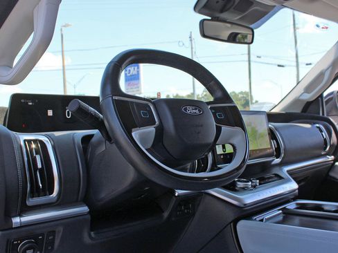 Used 2025 Ford Expedition Platinum AWD/4WD image 22
