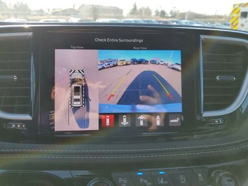 Used 2025 Chrysler Pacifica Select image 14