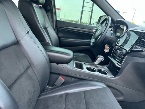 Used 2019 Jeep Grand Cherokee Altitude AWD/4WD image 13