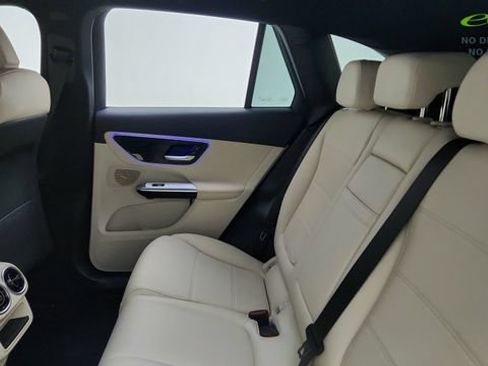 Used 2025 Mercedes-Benz GLC 300 4MATIC image 31