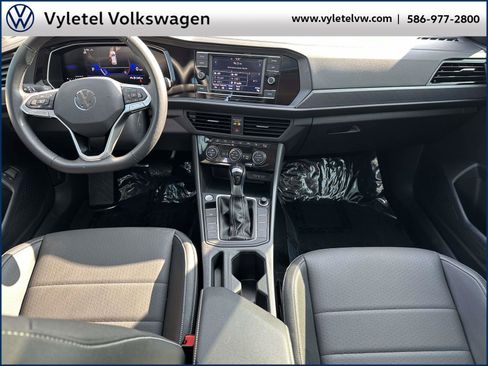 Certified 2024 Volkswagen Jetta SE w/ Panoramic Sunroof Package image 12