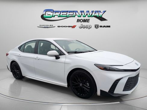 Used 2025 Toyota Camry SE FWD image 2