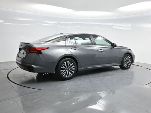 Used 2024 Nissan Altima 2.5 SV FWD image 31