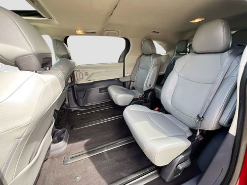 Used 2023 Toyota Sienna XLE FWD image 22