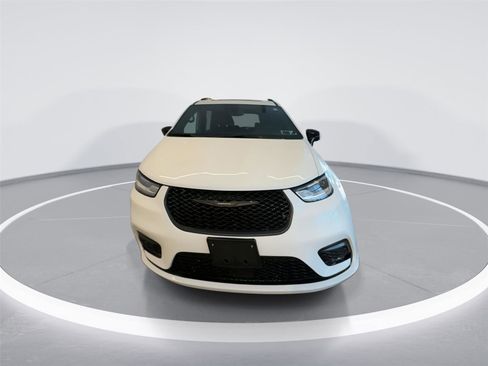 Used 2024 Chrysler Pacifica Limited w/ S Appearance Package image 2