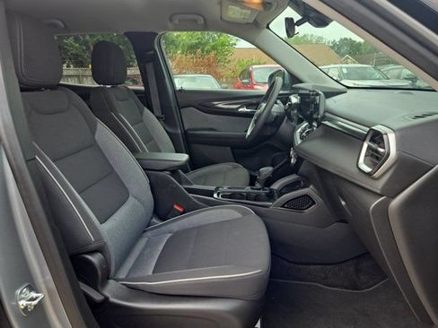 Used 2025 Chevrolet TrailBlazer LT AWD/4WD image 29