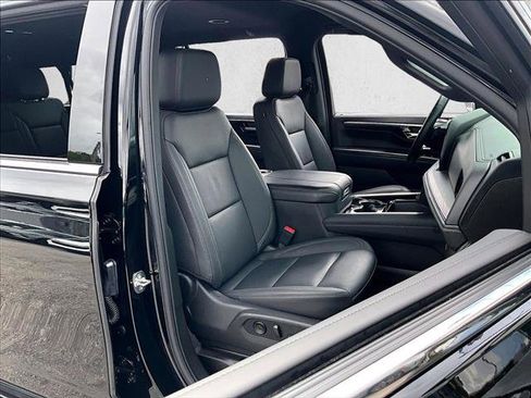 Used 2025 Chevrolet Suburban LT w/ Comfort Package RWD image 9