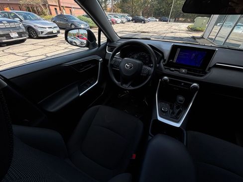 Used 2025 Toyota RAV4 LE image 33