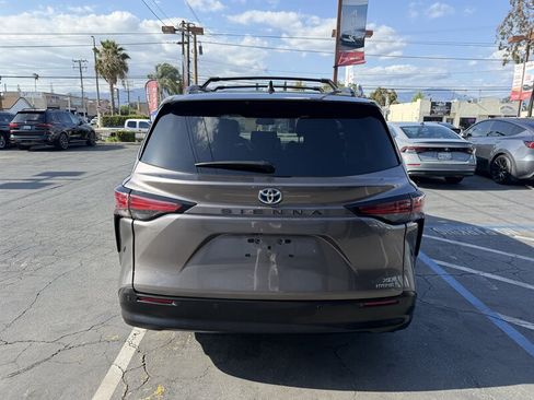 Used 2022 Toyota Sienna XLE w/ XLE Plus Package FWD image 6