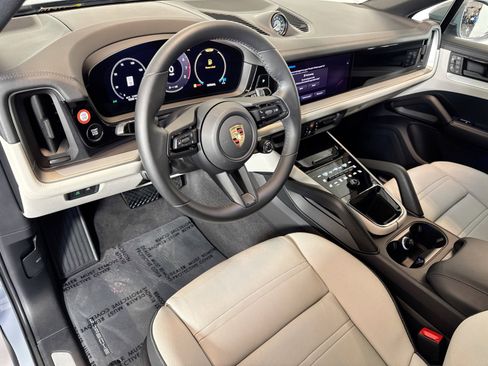 Certified 2025 Porsche Cayenne Coupe image 4