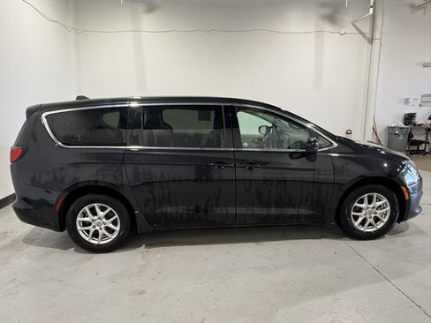 Used 2023 Chrysler Voyager LX image 5