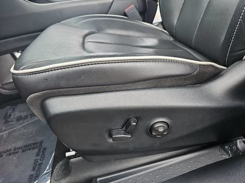 Used 2026 Chrysler Pacifica Limited FWD image 25