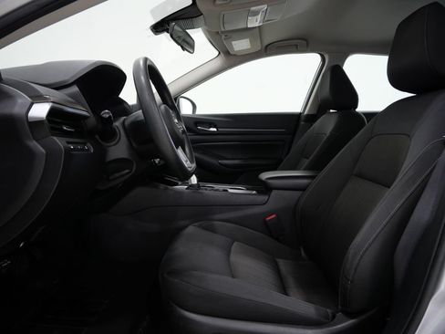 Used 2024 Nissan Altima 2.5 SV FWD image 11