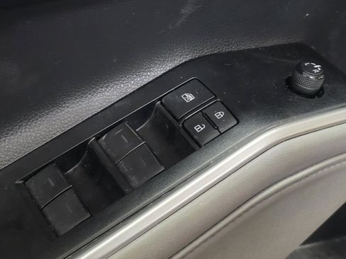 Used 2021 Toyota Highlander XLE image 25