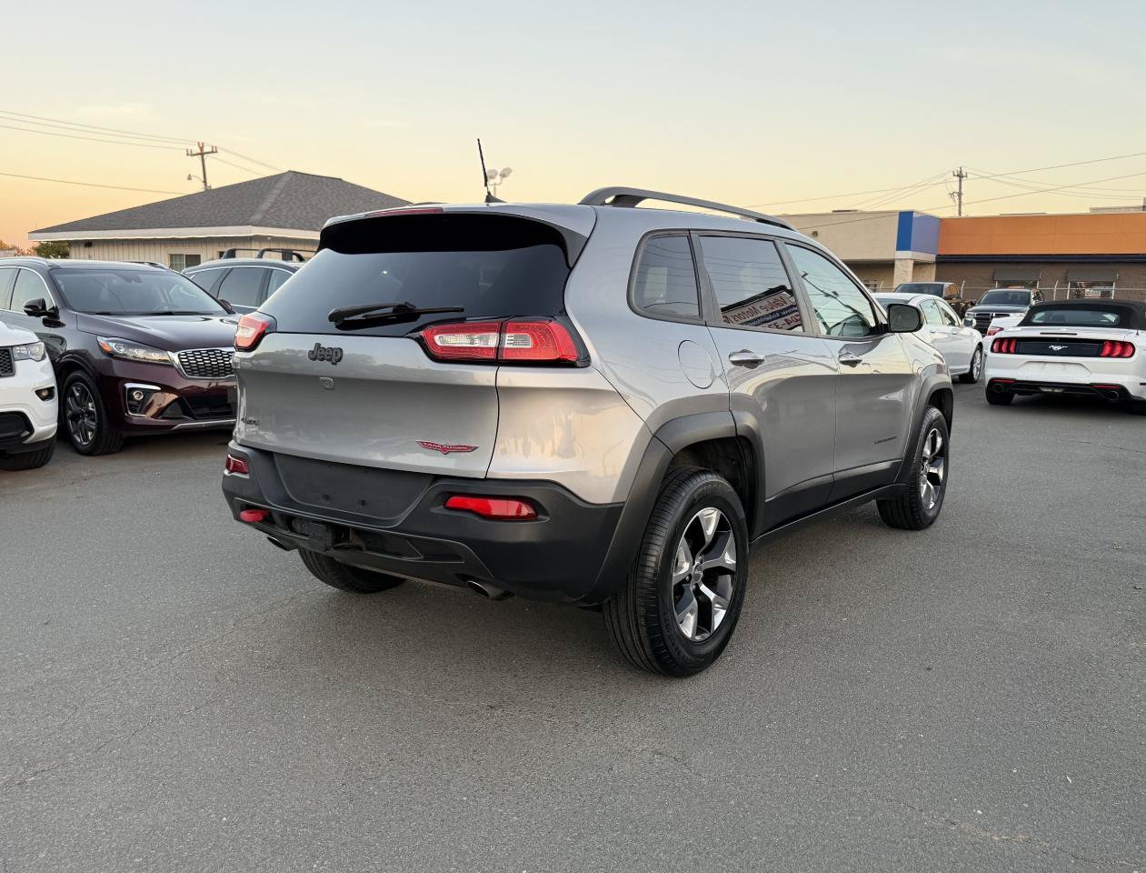 Used 2016 Jeep Cherokee Trailhawk w/ Comfort/Convenience Group AWD/4WD image 6