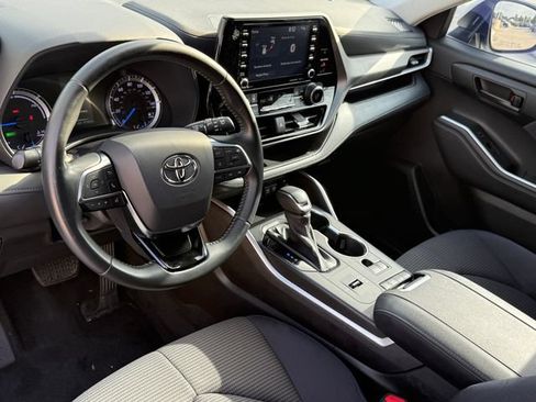 Used 2021 Toyota Highlander LE FWD image 9