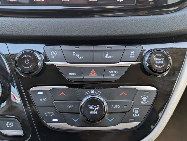 Used 2024 Chrysler Pacifica Touring-L FWD image 28