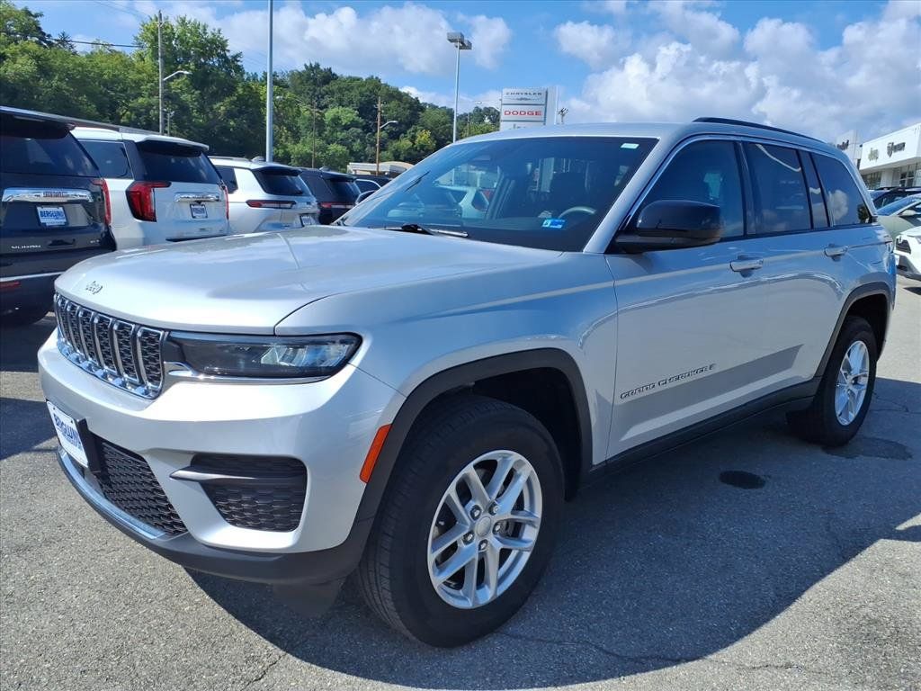 Used 2024 Jeep Grand Cherokee Laredo X w/ Luxury Tech Group I AWD/4WD image 8