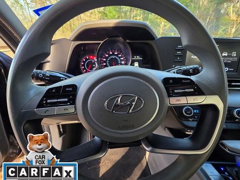 Used 2022 Hyundai Elantra SEL image 9
