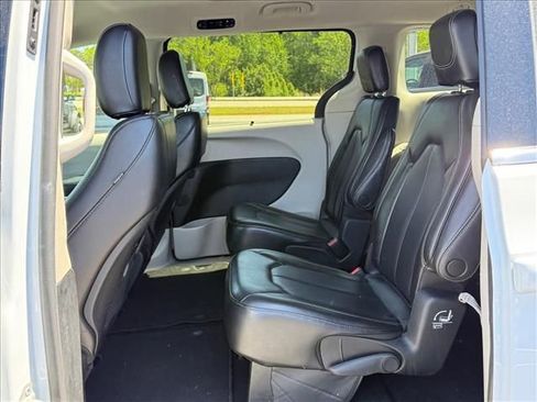 Used 2023 Chrysler Pacifica Touring-L FWD image 13