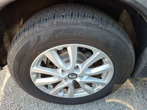 Used 2018 Nissan Rogue SV image 6