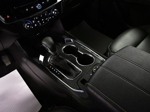 Used 2023 Chevrolet Traverse LT w/ Rear Camera Mirror Package image 22