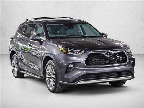 Used 2023 Toyota Highlander Platinum FWD image 3