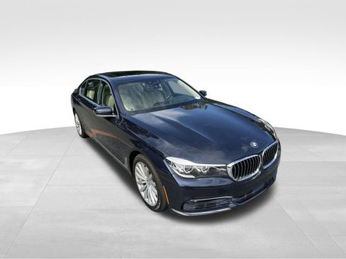 Used 2017 BMW 740i image 7