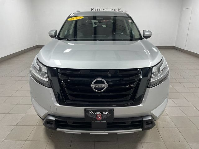 Used 2024 Nissan Pathfinder SL w/ Black Appearance Package AWD/4WD image 2