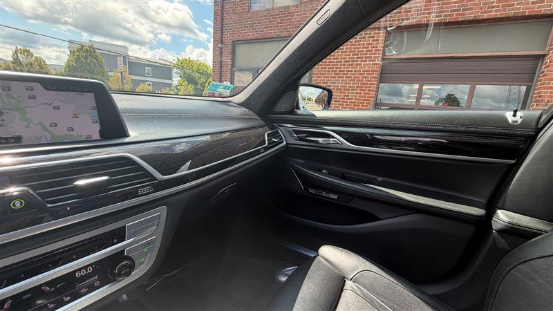 Used 2018 BMW 750i RWD image 40