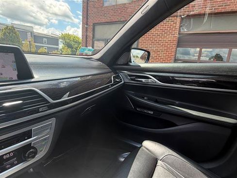 Used 2018 BMW 750i RWD image 40