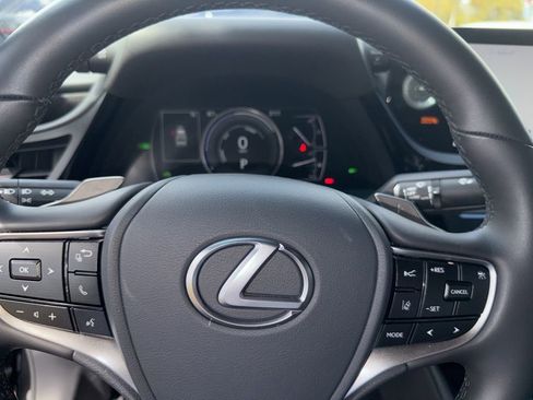 Certified 2025 Lexus ES 300h w/ Premium Package image 18