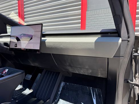 Used 2025 Tesla Cybertruck AWD Crew Cab image 20