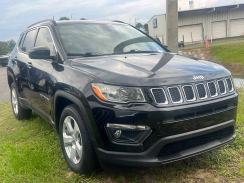 Used 2019 Jeep Compass Latitude FWD image 1