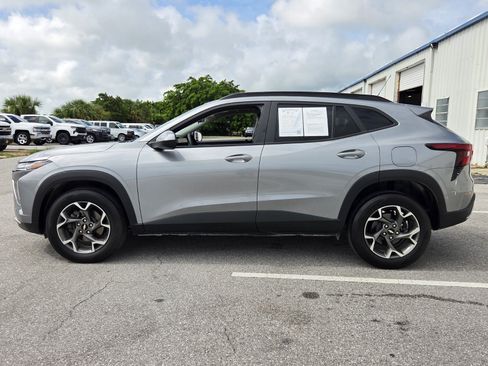 Used 2025 Chevrolet Trax LT w/ Driver Confidence Package FWD image 2
