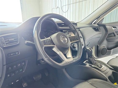 Used 2017 Nissan Rogue SL image 18