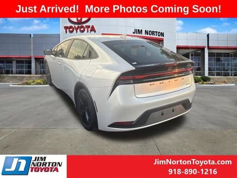 Used 2025 Toyota Prius LE FWD image 4