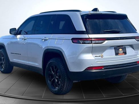 Used 2024 Jeep Grand Cherokee Altitude AWD/4WD image 4