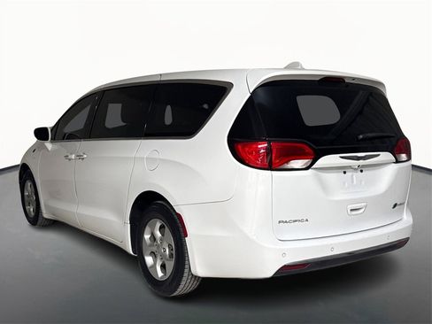 Used 2018 Chrysler Pacifica Touring Plus image 7