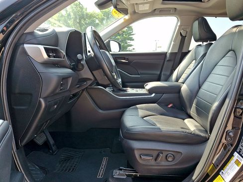 Used 2022 Toyota Highlander XLE AWD/4WD image 11