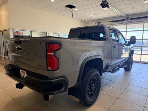 Used 2025 Chevrolet Silverado 2500 ZR2 w/ Technology Package AWD/4WD image 6