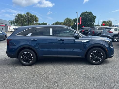 Used 2024 Kia Sorento S w/ Panoramic Sunroof Package FWD image 2