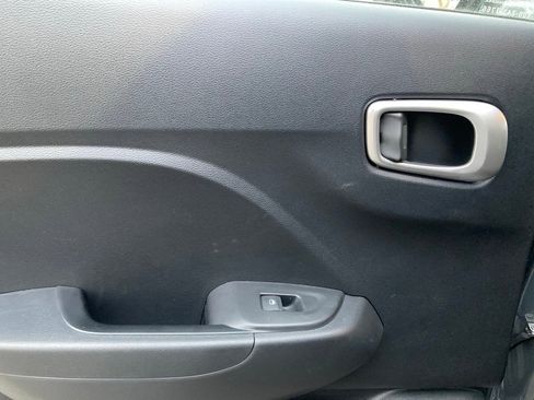 Used 2025 Hyundai Venue SEL image 12